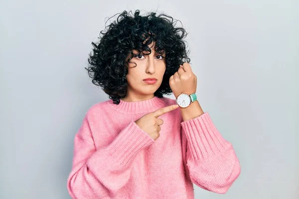 Молодая Женщина Ближнего Востока Повседневной Одежде Спешке Указывает Часы Нетерпение — стоковое фото