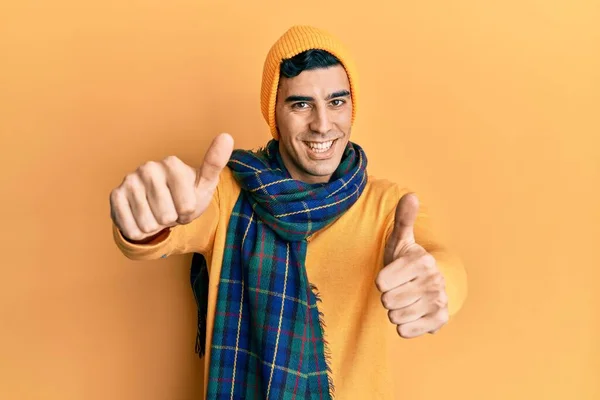 Knappe Spaanse Man Met Wollen Hoed Wintersjaal Die Positief Gebaar — Stockfoto