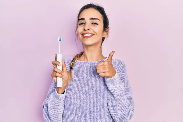 Elinde Elektrikli Diş Fırçası Tutan Genç Spanyol Kız Mutlu Pozitif — Stok fotoğraf
