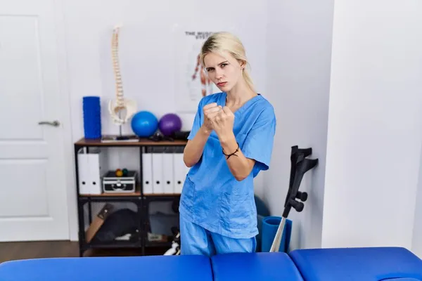 Jonge Fysiotherapeut Vrouw Werkzaam Bij Pijn Herstel Kliniek Klaar Vechten — Stockfoto