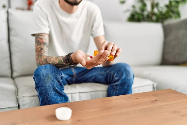 Hände Eines Mannes Mit Tabletten Auf Dem Sofa Hause — Stockfoto
