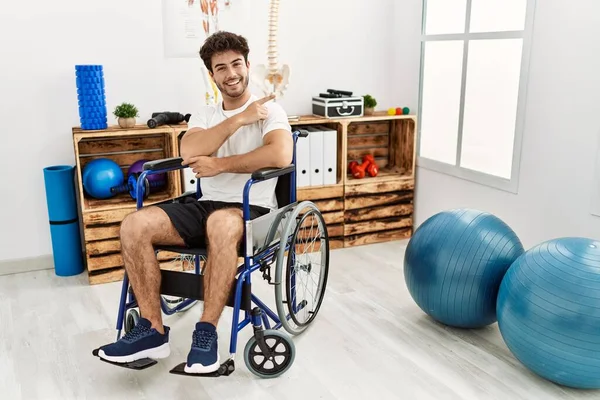 Hispanischer Mann Sitzt Rollstuhl Der Physiotherapie Klinik Mit Einem Breiten — Stockfoto