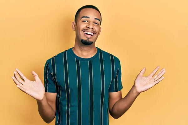 Jovem Afro Americano Vestindo Roupas Casuais Celebrando Vitória Com Sorriso — Fotografia de Stock