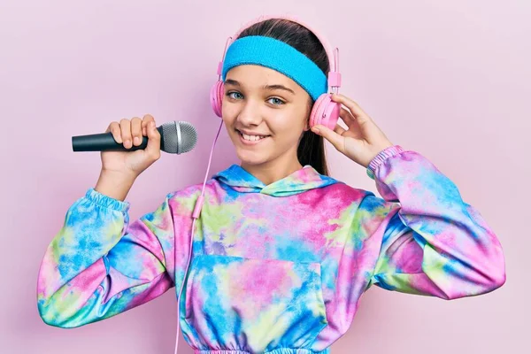 Menina Morena Cantando Música Usando Microfone Vestindo Sportswear Sorrindo Com — Fotografia de Stock