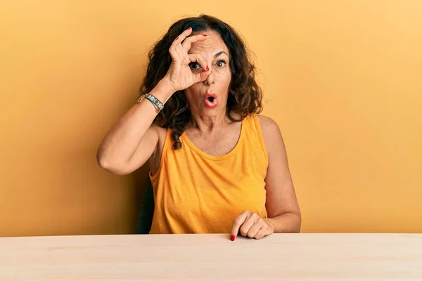 Hermosa Mujer Mediana Edad Con Ropa Casual Sentada Mesa Haciendo — Foto de Stock