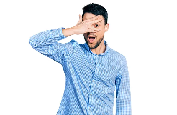 Hispánec Vousy Neformální Obchodní Košili Vykukující Šoku Zakrývající Obličej Oči — Stock fotografie