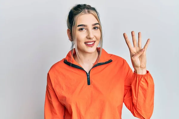 Junges Modernes Mädchen Sport Sweatshirt Zeigt Und Zeigt Mit Finger — Stockfoto