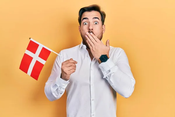 Hombre Caucásico Guapo Con Barba Sosteniendo Bandera Denmark Cubriendo Boca — Foto de Stock
