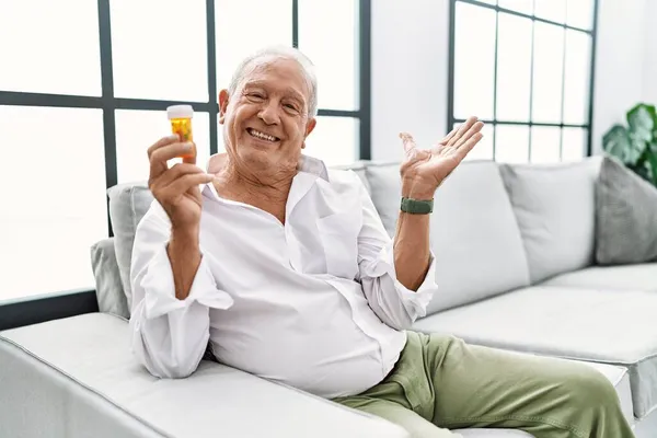 Starší Muž Drží Pilulky Ukazují Stranou Rukama Otevřenýma Dlaněmi Ukazující — Stock fotografie