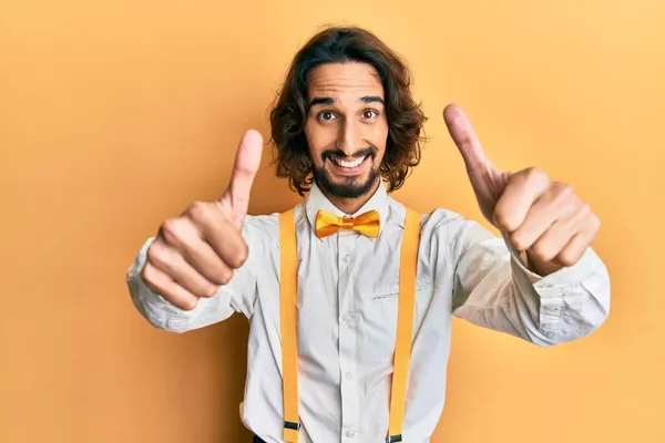 Jovem Hispânico Vestindo Hipster Olhar Elegante Aprovando Fazer Gesto Positivo — Fotografia de Stock