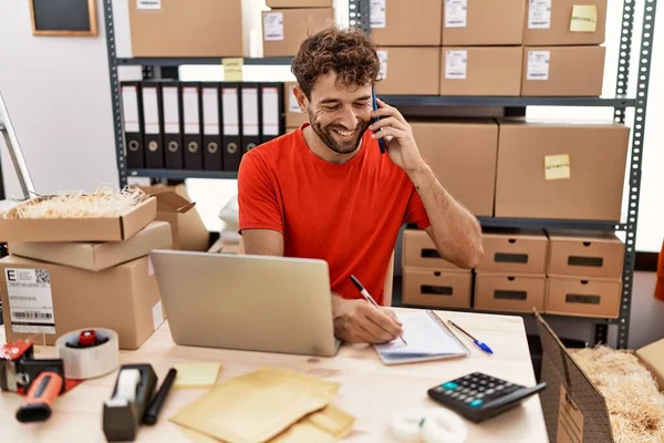 Hombre Hispano Joven Hablando Teléfono Inteligente Que Trabaja Almacén — Foto de Stock