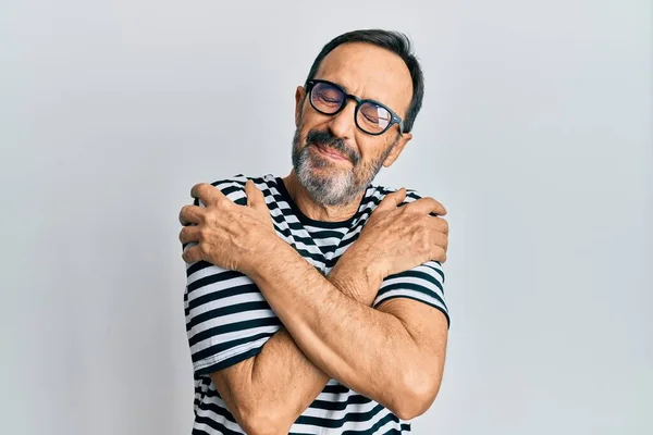 Hispánec Středního Věku Oblečený Neformálním Oblečení Brýlích Šťastně Pozitivně Objímal — Stock fotografie