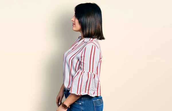 Ung Latinamerikansk Flicka Bär Casual Kläder Ser Sidan Koppla Profil — Stockfoto