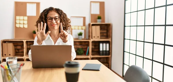 Middelbare Leeftijd Spaanse Vrouw Werkt Kantoor Het Dragen Van Een — Stockfoto