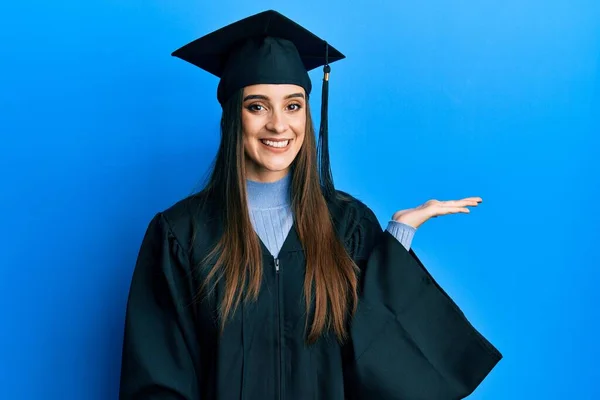 Beautiful Brunette Young Woman Wearing Graduation Cap Ceremony Robe Smiling — Stockfoto