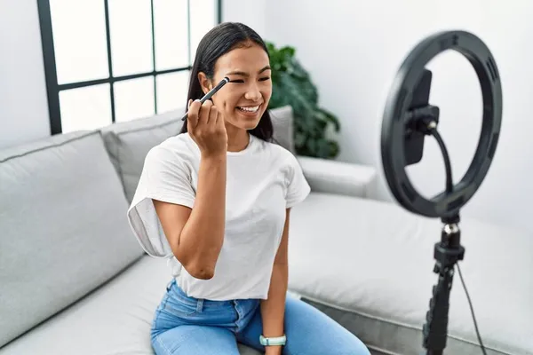Young Latin Woman Smiling Confident Recording Makeup Tutorial Home — ストック写真
