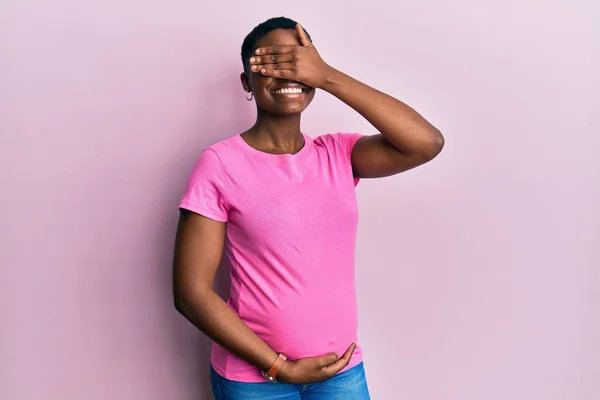Joven Mujer Afroamericana Esperando Bebé Tocando Vientre Embarazada Sonriendo Riendo — Foto de Stock