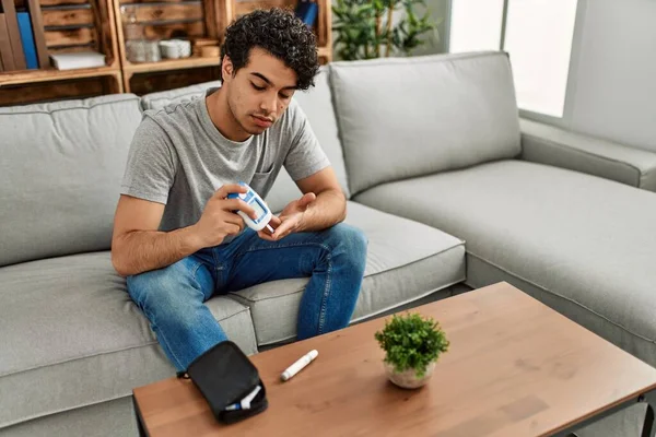 Junger Hispanischer Diabetiker Misst Glukose Hause Auf Dem Sofa — Stockfoto