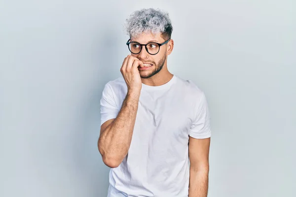 Jonge Latijns Amerikaanse Man Met Modern Geverfd Haar Wit Shirt — Stockfoto