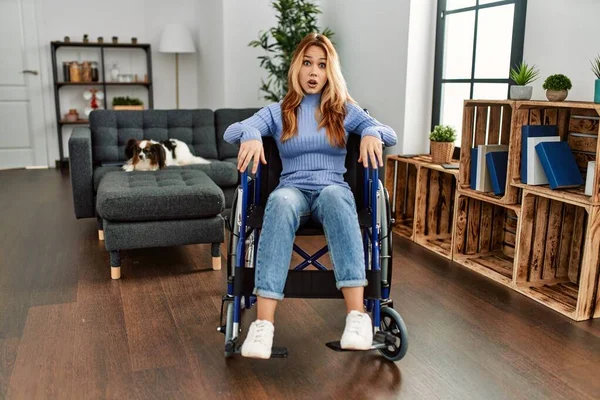Jovem Mulher Bonita Sentada Cadeira Rodas Casa Com Medo Chocado — Fotografia de Stock