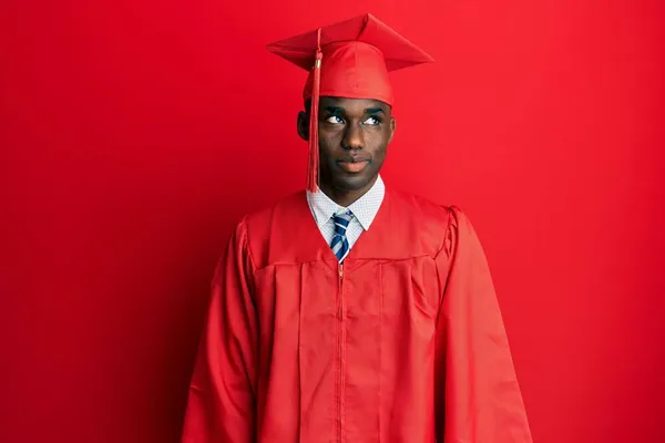 Jonge Afro Amerikaanse Man Met Afstudeerpet Ceremonie Badjas Glimlachend Naar — Stockfoto