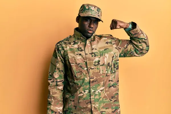 Mladý Africký Američan Nosí Armádní Uniformu Silný Člověk Ukazuje Pažní — Stock fotografie