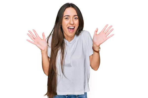Jong Latijns Amerikaans Meisje Draagt Casual Wit Shirt Vieren Gek — Stockfoto