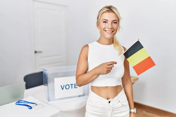 Mulher Caucasiana Jovem Eleição Campanha Política Segurando Bandeira Bélgica Olhando — Fotografia de Stock