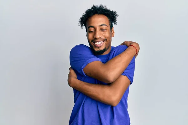 Joven Hombre Afroamericano Con Barba Vistiendo Casual Camiseta Azul Abrazándose —  Fotos de Stock