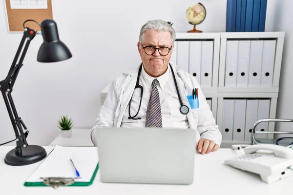 Uomo Anziano Caucasico Indossando Uniforme Medico Stetoscopio Alla Clinica Scettico — Foto Stock