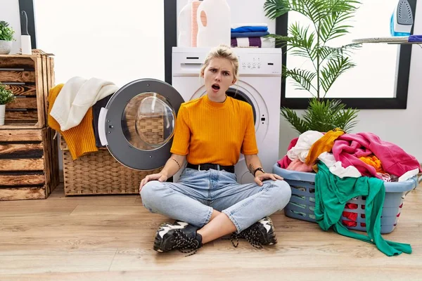 Jonge Blonde Vrouw Doet Wasgoed Zitten Door Wasmachine Shock Gezicht — Stockfoto