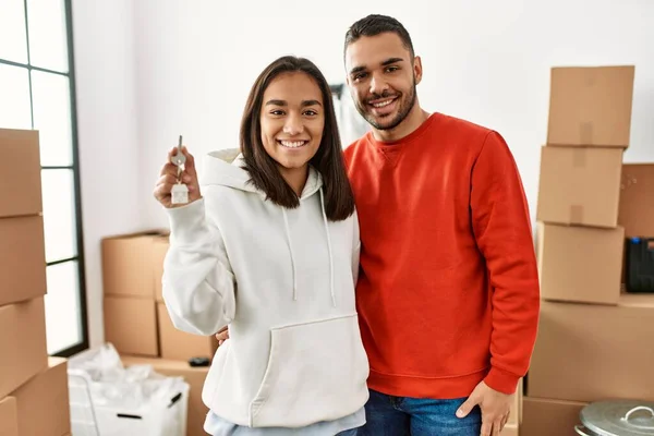 Jovem Casal Hispânico Sorrindo Feliz Segurando Chave Novo Lar — Fotografia de Stock