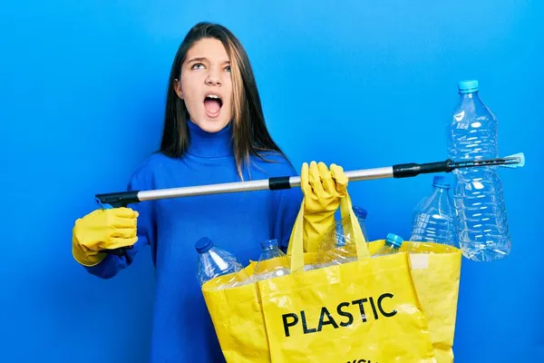 Jovem Morena Segurando Saco Reciclagem Com Garrafas Plástico Catador Irritado — Fotografia de Stock