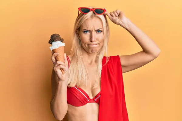 Ung Blond Kvinna Bikini Som Håller Glassen Skeptisk Och Nervös — Stockfoto