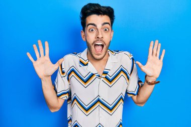 Sıradan kıyafetler giyen genç İspanyol adam çılgın ve başarıyı kollarını kaldırıp heyecanla haykırarak kutluyor. Kazanan konsept 