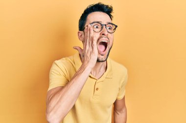 Günlük kıyafetler ve gözlük takan genç İspanyol adam el ele tutuşarak bağırıyor ve çığlık atıyordu. iletişim konsepti. 