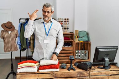 Orta yaşlı İspanyol bir adam perakende satış mağazasında müdür olarak çalışıyor. Silah gibi el ve parmakları işaret ederek kendini vuruyor ve öldürüyor. İntihar hareketi.. 