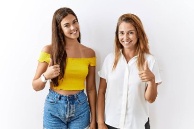 Anne ve kızı birlikte soyutlanmış bir geçmişin üzerinde durup mutlu bir el hareketi yapıyorlar. Kameraya bakıp başarıyı gösteren ifade. 