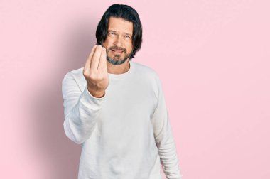 Orta yaşlı, günlük kıyafetler giyen, italyan jestleri yapan, kendine güveni tam bir orta yaşlı adam. 