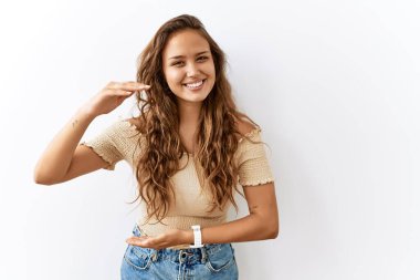 Güzel İspanyol kadın, arka planda büyük ve büyük bir işaret, ölçü sembolü gösteren hareketlerle izole bir şekilde dikiliyordu. Kameraya bakıp gülümsüyor. ölçüm kavramı. 