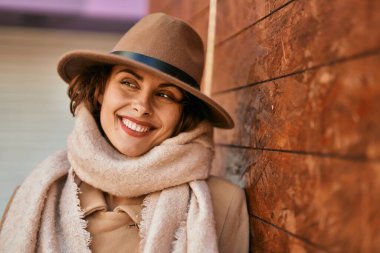 Şık giyinen genç İspanyol kadın şehirde dikiliyor..