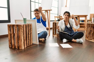 Sanat stüdyosundaki genç İspanyol çift öfkeyle bağırarak, öfkeyle bağırarak ve el kaldırarak sinirlendi. 