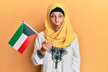 Orta yaşlı İspanyol kadın elinde kuveyt bayrağı tutuyordu. Korkmuş ve ağzı açık kalmıştı. Şaşırmış ve şaşırmıştı. 