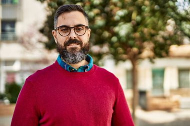 Genç İspanyol yönetici şehirde mutlu bir şekilde dikiliyor..