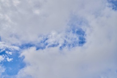 Güneşli bir günde bulutlu güzel mavi gökyüzü