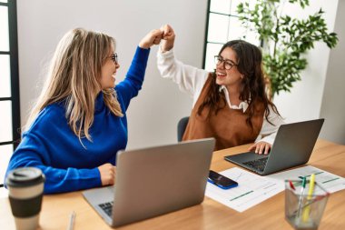 Ofiste yumruklaşan iki iş kadını..