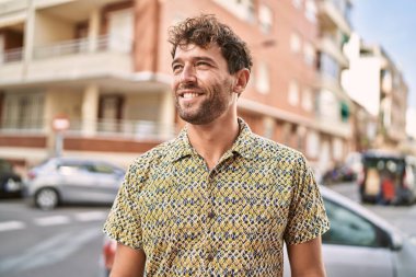 Sokakta yürürken kendine güvenen İspanyol bir adam.