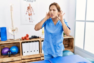 Orta yaşlı İspanyol fizyoterapist kadın ağrı kesici kliniğinde çalışıyor. İki elini de kulak hareketlerini duymaya çalışıyor. Dedikoduya meraklı. İşitme sorunu, sağır 