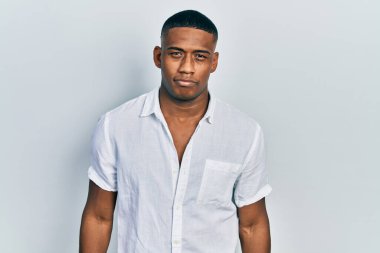 Genç siyah bir adam, günlük beyaz gömlek giyiyor. Depresyonda ve endişe içinde. Kızgın ve korkmuş bir şekilde ağlıyor. hüzünlü ifade. 