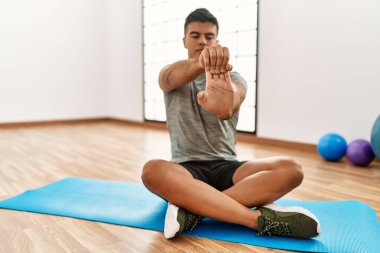 Genç İspanyol adam spor merkezinde geriniyor.